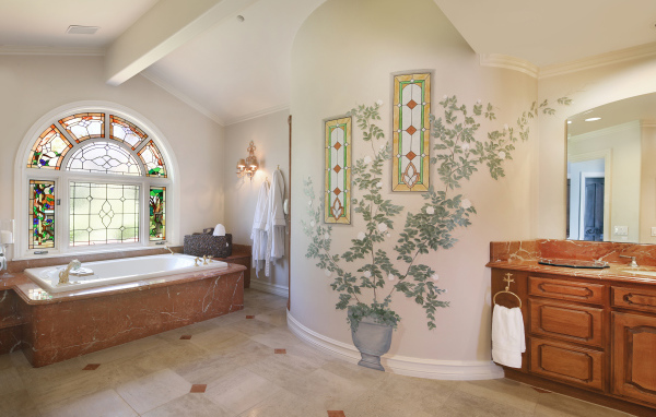 Большая красивая ванная комната с окном с витражами 