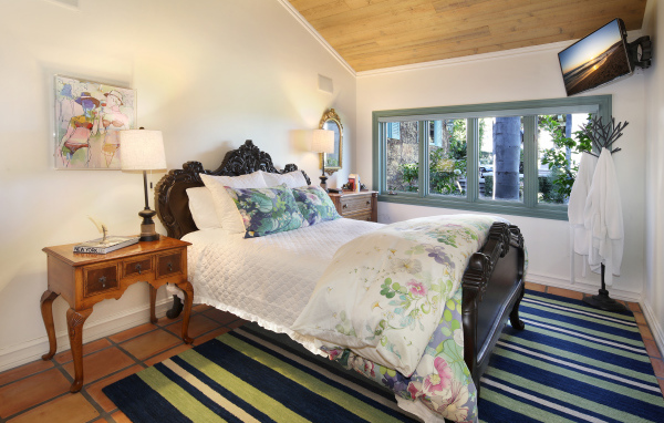 Большая резная деревянная кровать в спальне