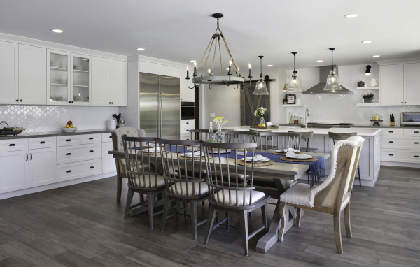 Большой обеденный стол на кухне