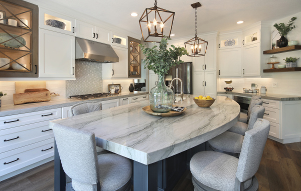 Большой серый стол на кухне 