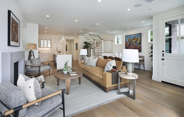 Большая гостевая комната с мебелью и лестницей на второй этаж