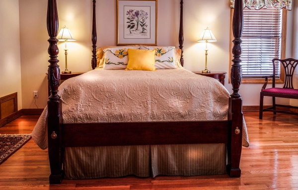 Большая высокая кровать в спальне 