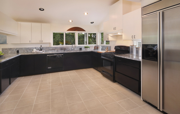 Большая кухня с черной  мебелью 