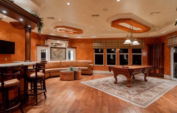 Большая гостиная комната с бильярдом 