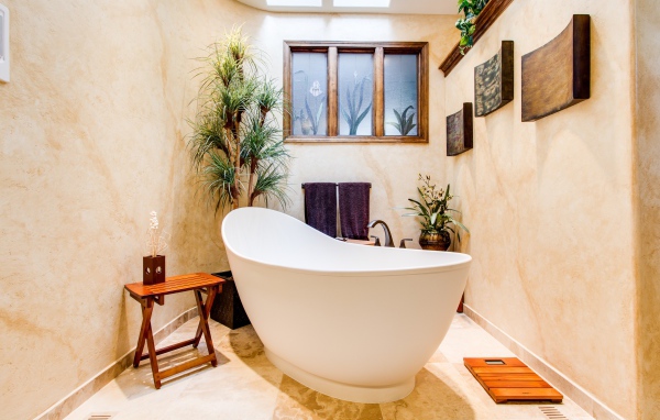 Большая белая ванная в комнате с окном