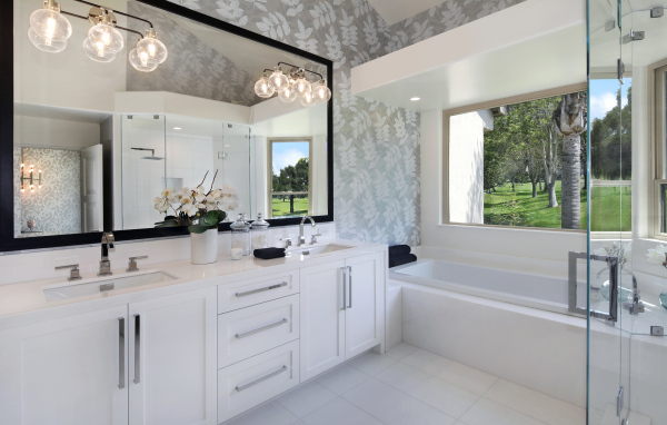 Большая белая ванная с большим окном 