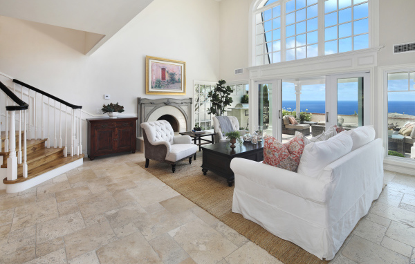 Гостиная комната с высоким потолком и большим окном