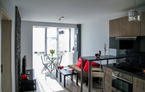 Новая современная кухня с балконом