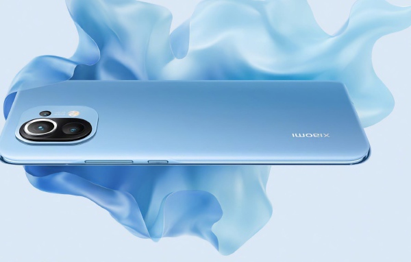 Новый смартфон Xiaomi Mi 11 на белом фоне