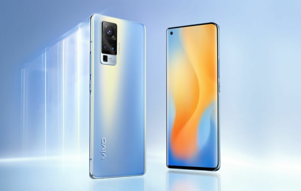 Новый стильный смартфон Vivo X60 на голубом фоне