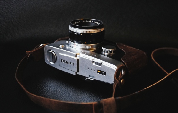 Старый фотоаппарат на черном фоне