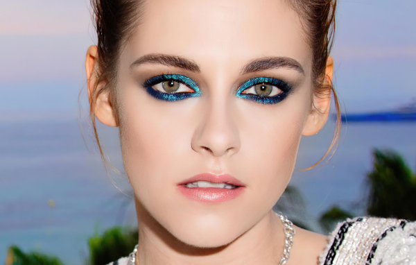 Популярная актриса Кристен Стюарт с накрашенными глазами