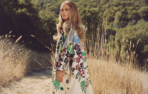 Популярная актриса, стильная женщина Дженнифер Лопес