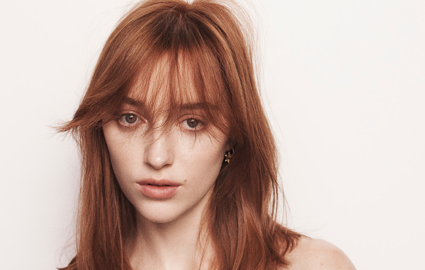 Рыжеволосая актриса Фиби Дайневор на белом фоне