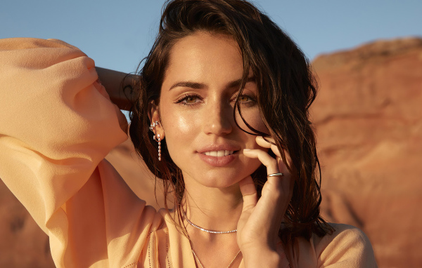 Улыбающаяся испанская актриса Ана де Армас