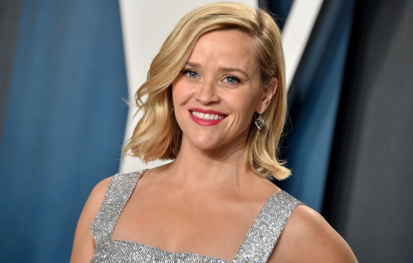 Улыбающаяся актриса Риз Уизерспун