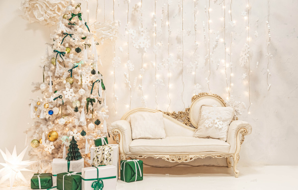 Диван и наряженная ель на Рождество 