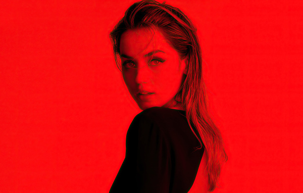 Испанская актриса Ана де Армас на красном фоне