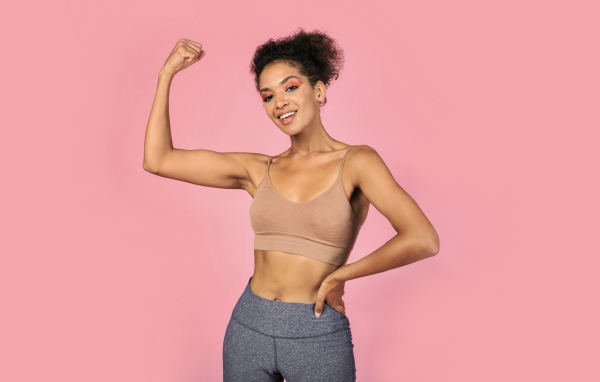 Спортивная девушка на розовом фоне