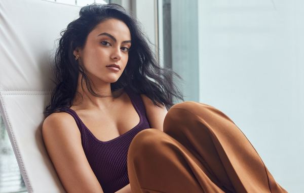 Стильная брюнетка Камила Мендес сидит на кресле