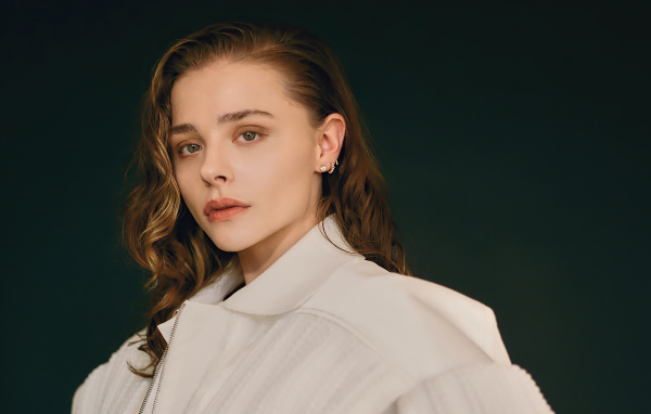 Стильная молодая девушка актриса Хлоя Грейс Морец в белом