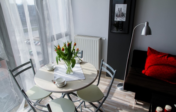 Стол на кухне в лучах солнца у окна 