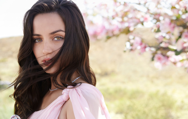 Нежная девушка, актриса Ана де Армас в розовом платье