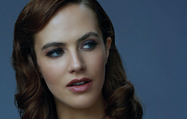 Лицо британской актрисы Джессики Браун-Финдли на сером фоне