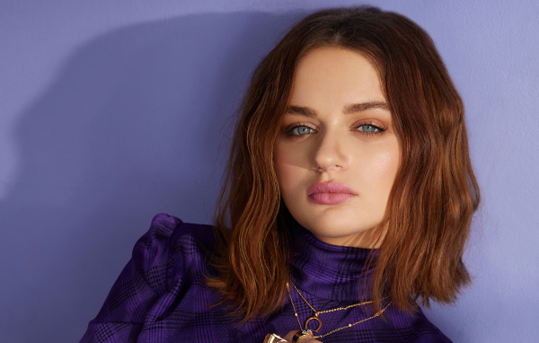 Лицо актрисы Джоуи Кинг на фиолетовом фоне