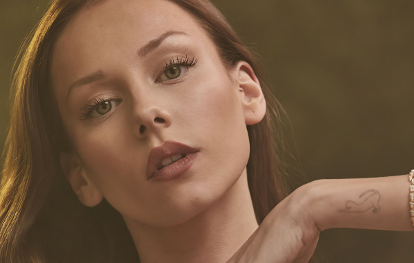 Лицо испанской актрисы Эстер Экспосито