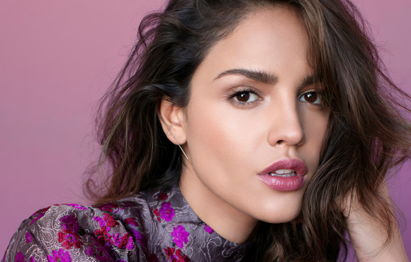 Лицо красивой актрисы Эйса Гонсалес на розовом фоне