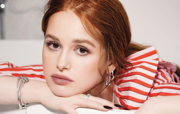 Грустный взгляд актрисы Мэделин Петш