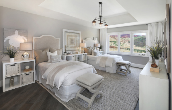 Две кровати в спальне с большим окном