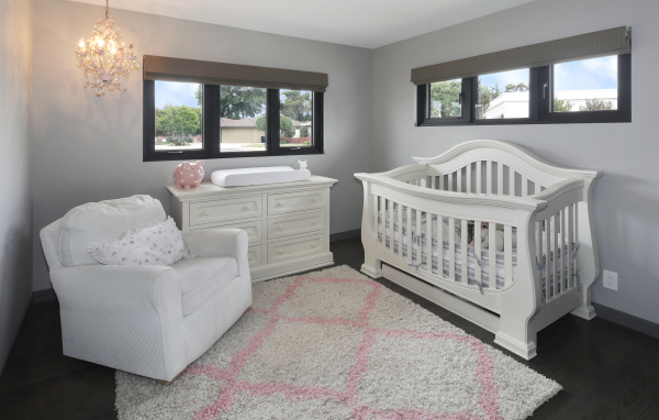 Белая мебель в детской комнате 