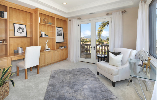 Деревянные шкафы и белые кресла в гостиной 