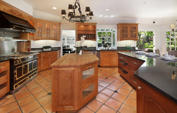 Деревянный стильный кухонный гарнитур 