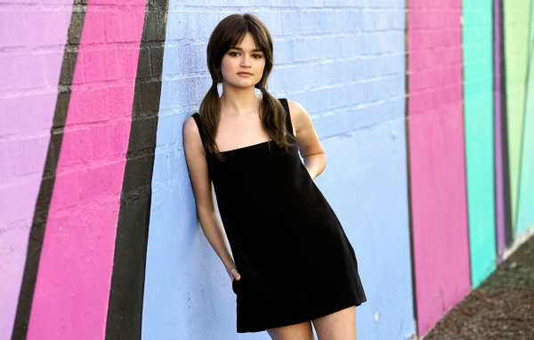 Молодая американская актриса Сиэра Браво в черном платье у стены