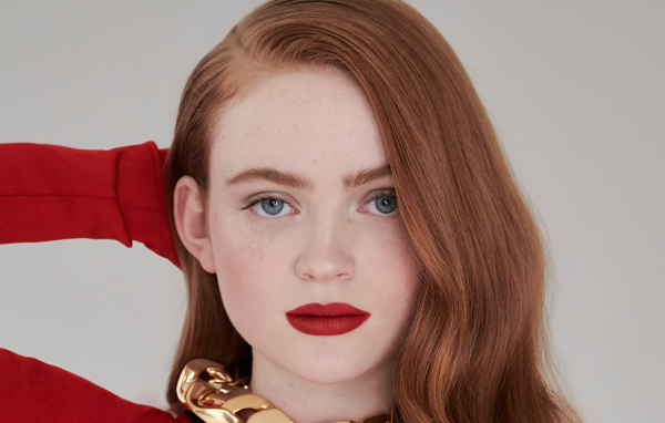 Молодая американская актриса Сэди Синк с рыжими волосами