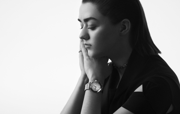 Молодая актриса  Мэйси Уильямс на белом фоне