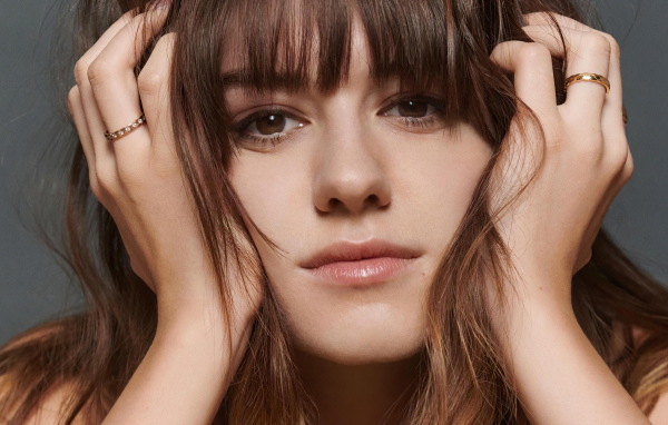 Молодая девушка актриса Дэйзи Эдгар-Джонс на сером фоне