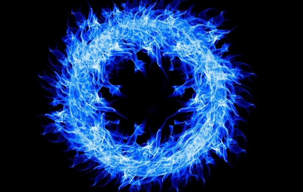 Голубое огненное кольцо  на черном фоне