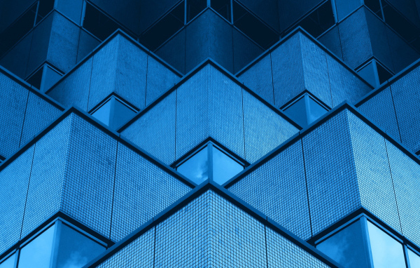 Голубые треугольники многоэтажного дома