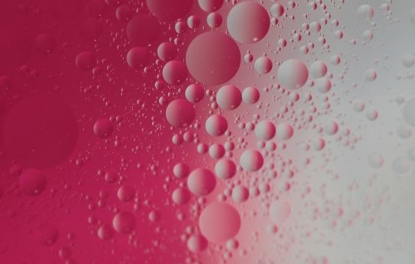 Пузыри на серо-розовом фоне