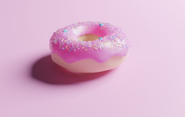 Пончик с глазурью на розовом фоне
