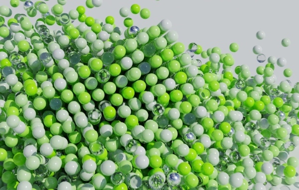 Много пластиковых и стеклянных зеленых шариков