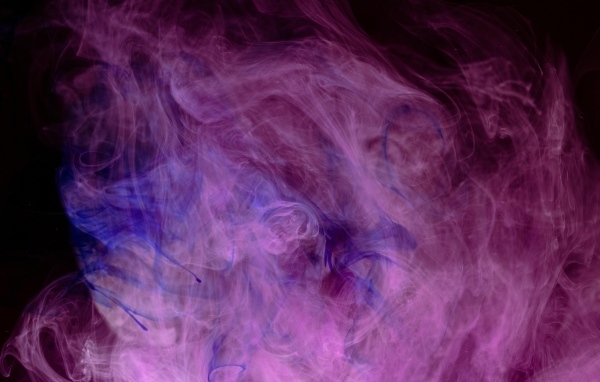 Розовый дым на черном фоне