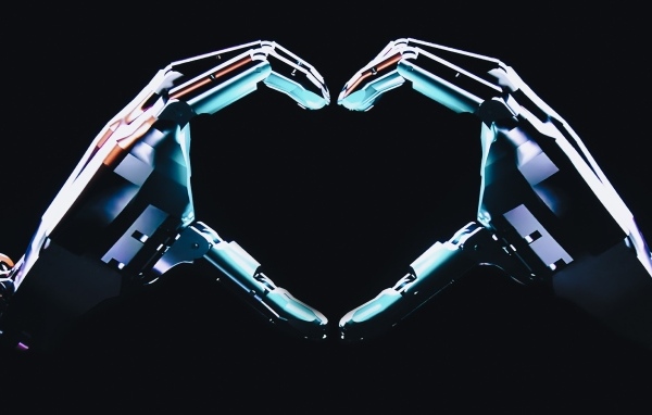 Робот делает сердце руками