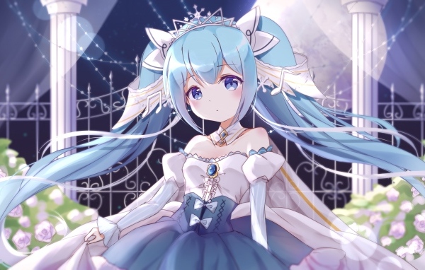 Милая девушка аниме Мику Хацунэ в красивом платье