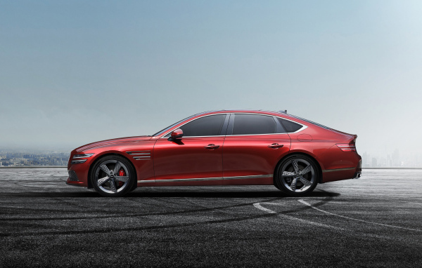 Автомобиль Genesis G80 Sport 2022 года вид сбоку