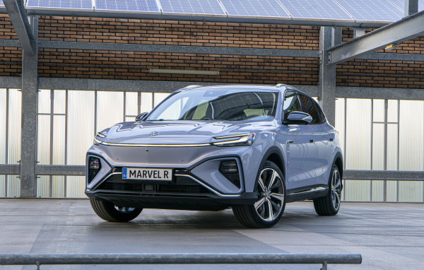 Серебристый автомобиль MG Marvel R 2023 года